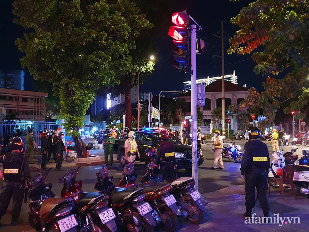 Hàng trăm người nườm nượp kéo đến quanh biệt thự nhà bà Nguyễn Phương Hằng dù đã nửa đêm, cảnh sát lập rào chặn phố Nguyễn Thông-9