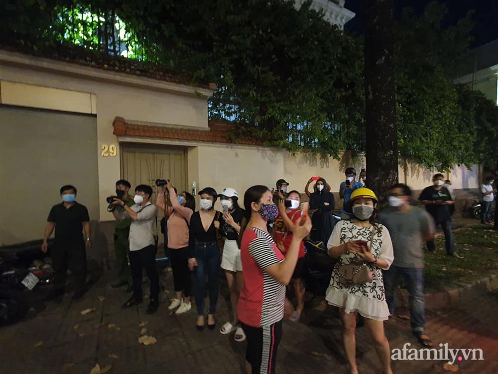 Hàng trăm người nườm nượp kéo đến quanh biệt thự nhà bà Nguyễn Phương Hằng dù đã nửa đêm, cảnh sát lập rào chặn phố Nguyễn Thông-13