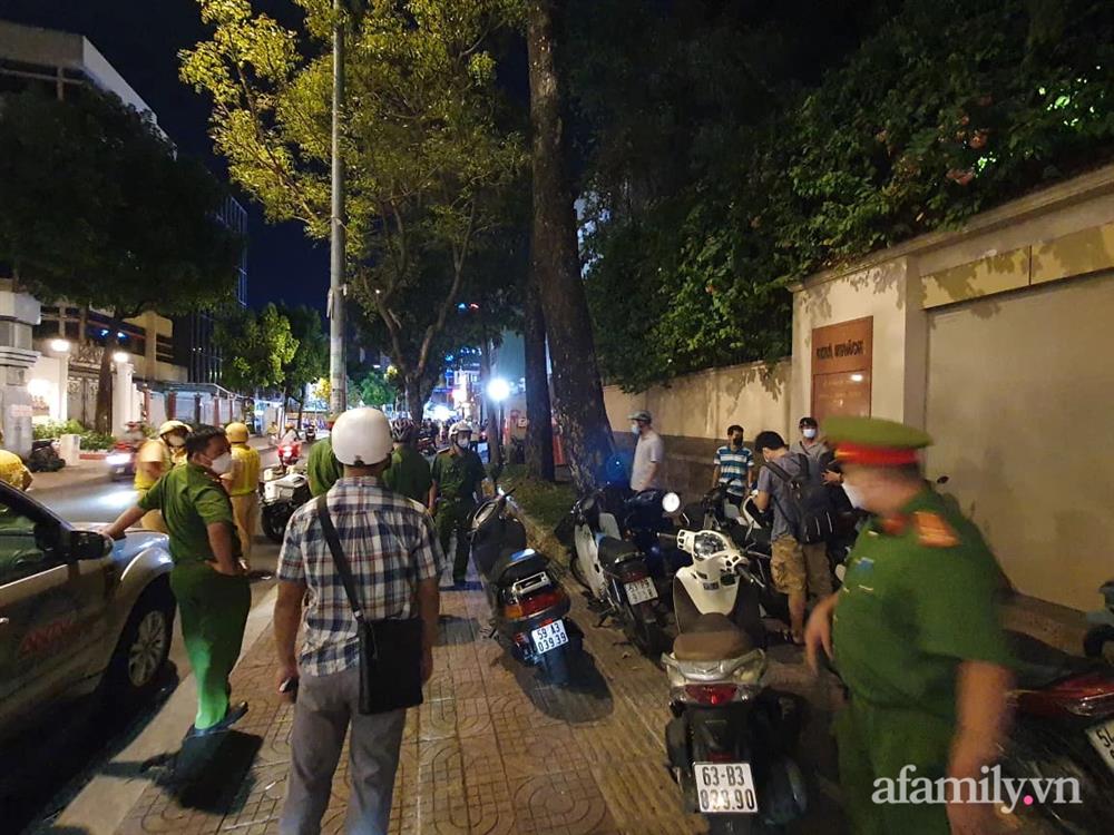 Hàng trăm người nườm nượp kéo đến quanh biệt thự nhà bà Nguyễn Phương Hằng dù đã nửa đêm, cảnh sát lập rào chặn phố Nguyễn Thông-16