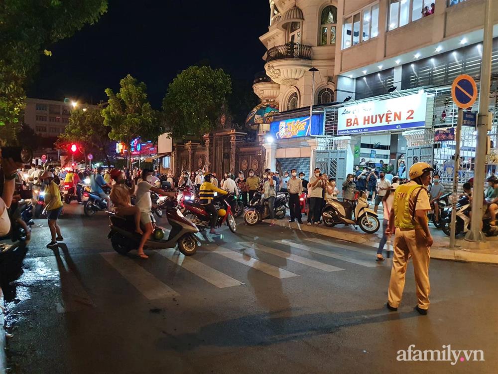 Hàng trăm người nườm nượp kéo đến quanh biệt thự nhà bà Nguyễn Phương Hằng dù đã nửa đêm, cảnh sát lập rào chặn phố Nguyễn Thông-23