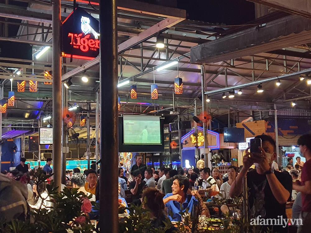 Hàng trăm người nườm nượp kéo đến quanh biệt thự nhà bà Nguyễn Phương Hằng dù đã nửa đêm, cảnh sát lập rào chặn phố Nguyễn Thông-28