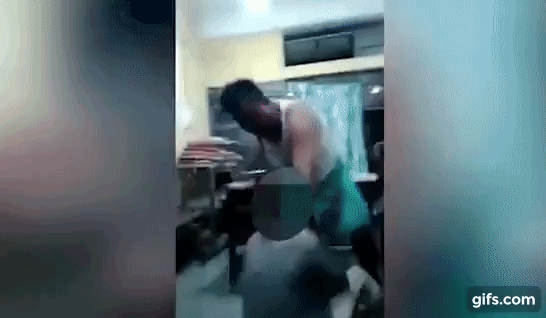 MXH lan truyền video bé trai bị cảnh sát dùng gậy đánh đập tàn bạo trước mặt nhiều nhân chứng, sự tình phía sau khiến dư luận nổi đóa-1