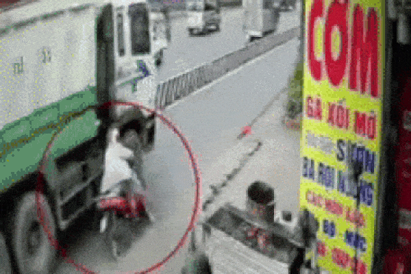 Ngã trúng bánh xe tải, người đàn ông may mắn thoát chết khó tin