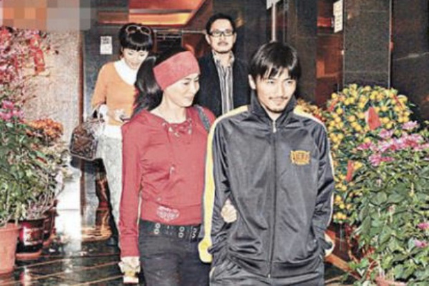 Tạ Đình Phong quỳ xuống cầu xin Trương Bá Chi quay lại, cãi nhau với Châu Tinh Trì ngay trên phố, chuyện gì thế này?-4