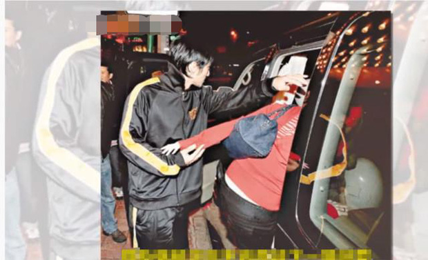 Tạ Đình Phong quỳ xuống cầu xin Trương Bá Chi quay lại, cãi nhau với Châu Tinh Trì ngay trên phố, chuyện gì thế này?-2