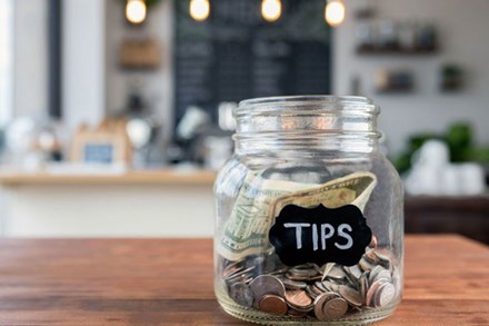 Vì sao ở Mỹ không vui cũng phải tip?