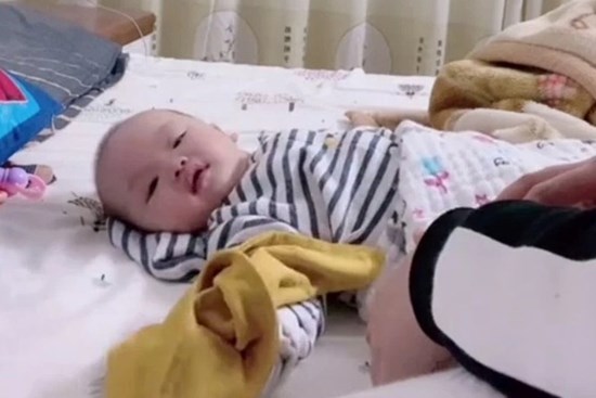 Ông bố tập phản xạ cho con bằng cách này khiến cả nhà ai cũng giật mình, khi xem kết quả thì quá bất ngờ