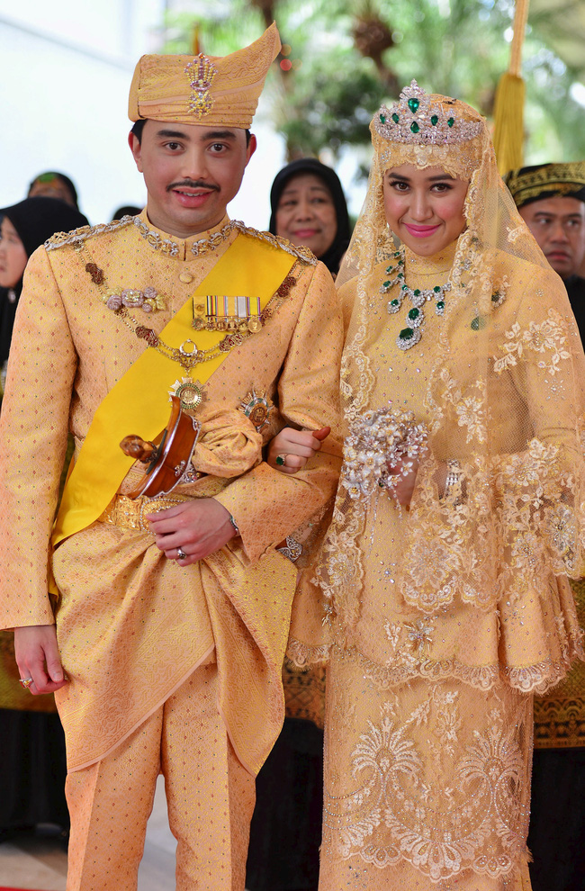 Đám cưới phủ vàng trong cung điện 1788 phòng của Hoàng tử Brunei và cuộc sống bất ngờ của nữ thường dân sau 7 năm bước chân vào cửa Hoàng tộc-1