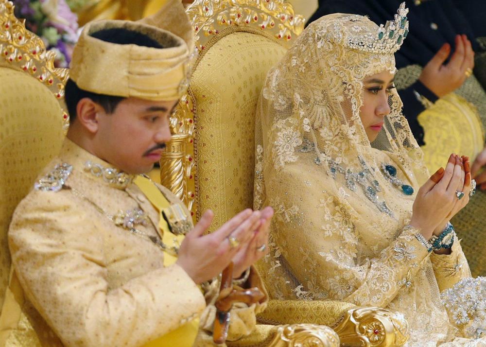 Đám cưới phủ vàng trong cung điện 1788 phòng của Hoàng tử Brunei và cuộc sống bất ngờ của nữ thường dân sau 7 năm bước chân vào cửa Hoàng tộc-3
