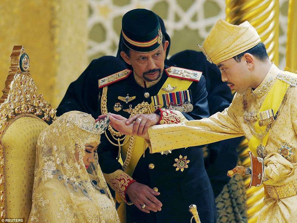 Đám cưới phủ vàng trong cung điện 1788 phòng của Hoàng tử Brunei và cuộc sống bất ngờ của nữ thường dân sau 7 năm bước chân vào cửa Hoàng tộc-4