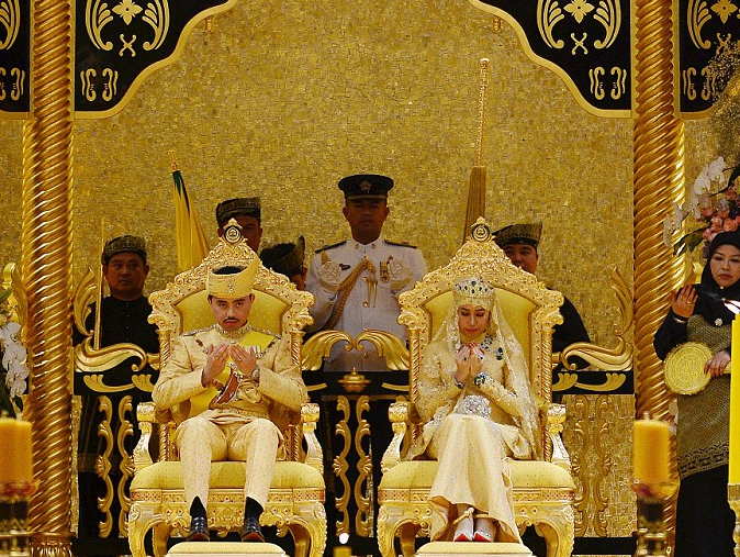 Đám cưới phủ vàng trong cung điện 1788 phòng của Hoàng tử Brunei và cuộc sống bất ngờ của nữ thường dân sau 7 năm bước chân vào cửa Hoàng tộc-6