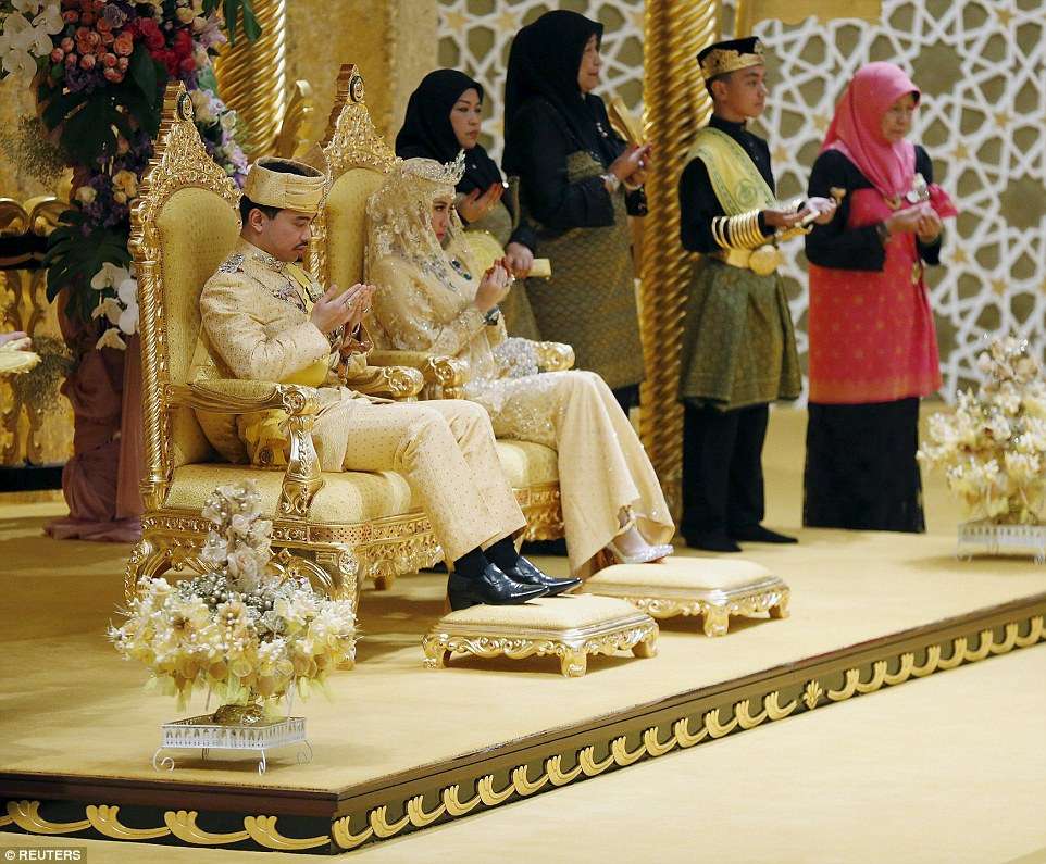 Đám cưới phủ vàng trong cung điện 1788 phòng của Hoàng tử Brunei và cuộc sống bất ngờ của nữ thường dân sau 7 năm bước chân vào cửa Hoàng tộc-7