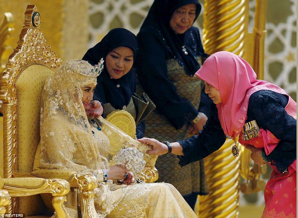 Đám cưới phủ vàng trong cung điện 1788 phòng của Hoàng tử Brunei và cuộc sống bất ngờ của nữ thường dân sau 7 năm bước chân vào cửa Hoàng tộc-8