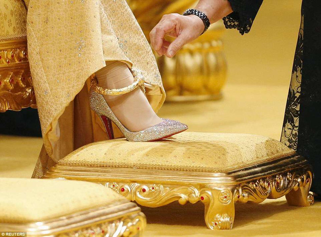 Đám cưới phủ vàng trong cung điện 1788 phòng của Hoàng tử Brunei và cuộc sống bất ngờ của nữ thường dân sau 7 năm bước chân vào cửa Hoàng tộc-9