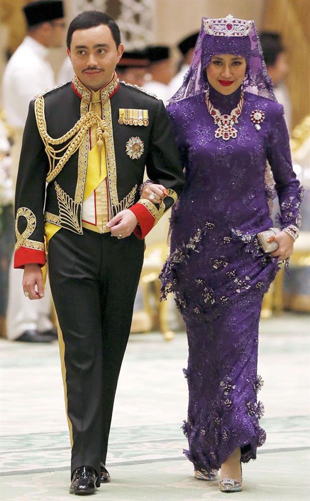 Đám cưới phủ vàng trong cung điện 1788 phòng của Hoàng tử Brunei và cuộc sống bất ngờ của nữ thường dân sau 7 năm bước chân vào cửa Hoàng tộc-10