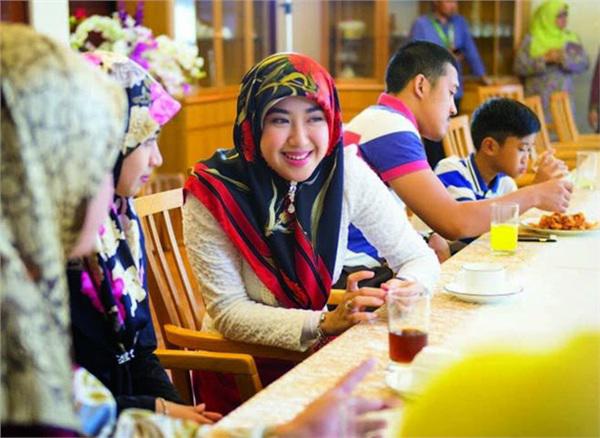 Đám cưới phủ vàng trong cung điện 1788 phòng của Hoàng tử Brunei và cuộc sống bất ngờ của nữ thường dân sau 7 năm bước chân vào cửa Hoàng tộc-14