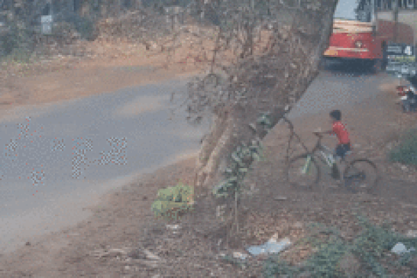 Bé trai thoát nạn thần kỳ sau tình huống giao thông nguy hiểm