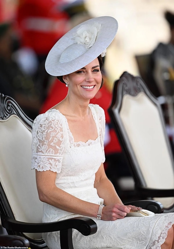 Mehgan Markle phải tức đỏ mắt khi phát hiện Công nương Kate khẳng định vị thế Nữ hoàng tương lai theo cách bất ngờ-9