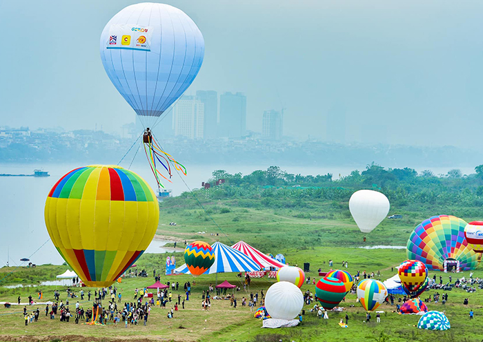Du khách trải nghiệm bay với khinh khí cầu-1