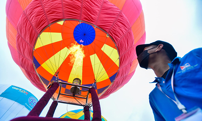 Du khách trải nghiệm bay với khinh khí cầu-2