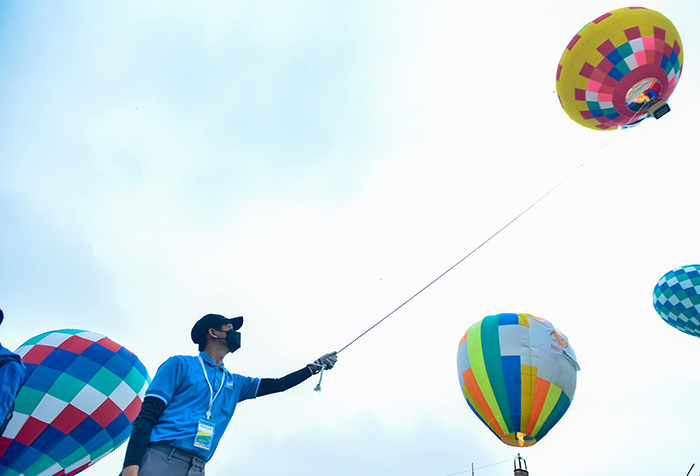 Du khách trải nghiệm bay với khinh khí cầu-3