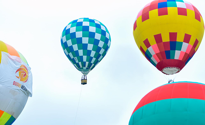 Du khách trải nghiệm bay với khinh khí cầu-5