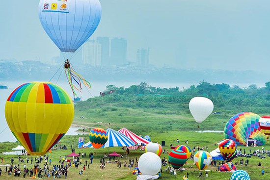 Du khách trải nghiệm bay với khinh khí cầu