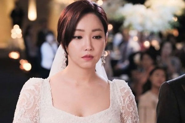 Dừng đèn đỏ, thấy người phụ nữ bán chổi đáng thương, tôi lại mua giúp, ngờ đâu suýt ngã ngửa khi người ấy cất tiếng chào-2