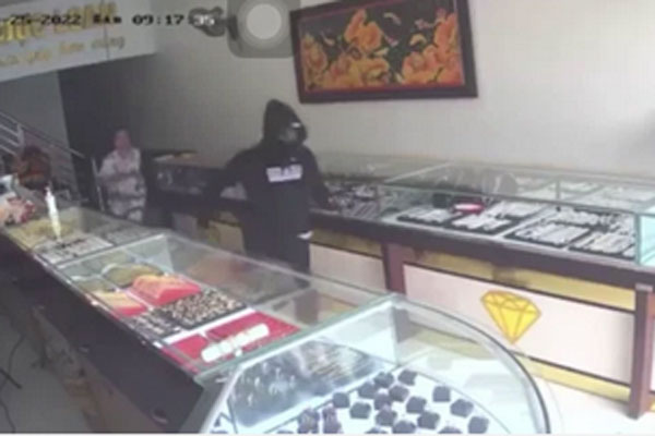 Mang dao cùng súng giả định cướp tiệm vàng, tên trộm bị bà chủ tiệm vàng rượt chạy té khói-1