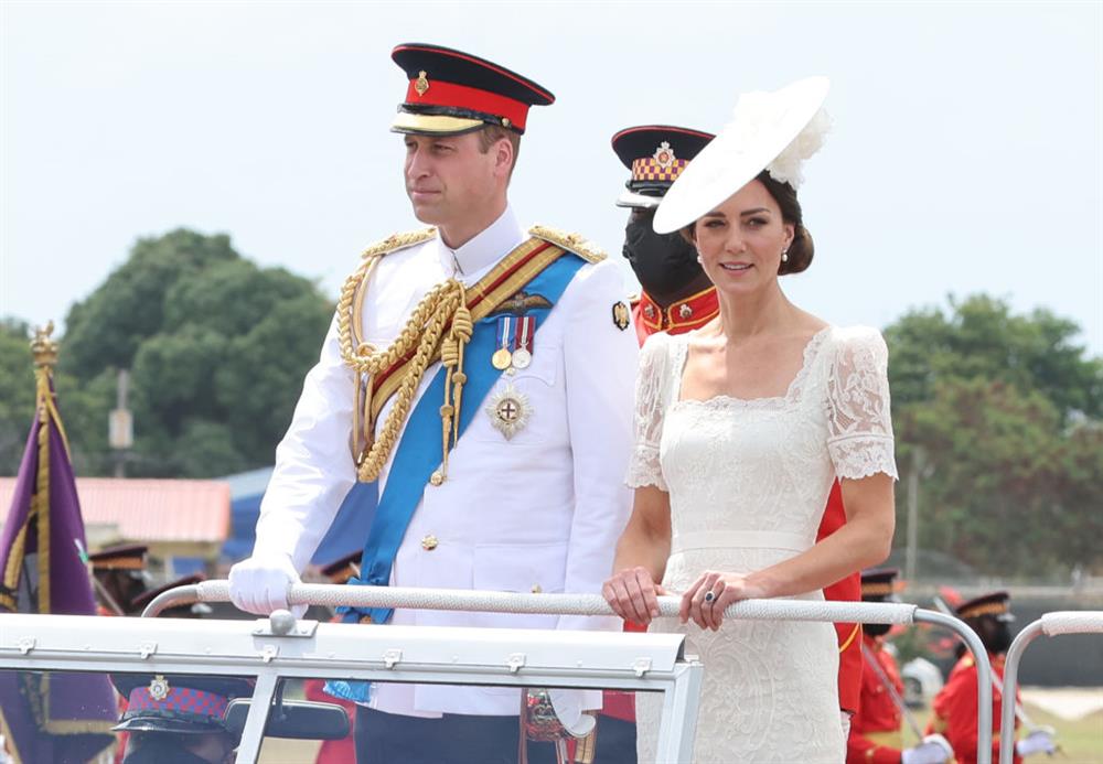 Khoảnh khắc Công nương Kate làm bùng nổ MXH khi có hành động tình tứ lộ liễu với Hoàng tử William giữa chốn đông người-1