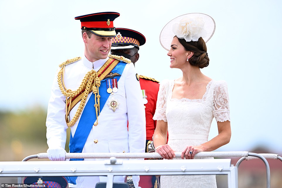 Khoảnh khắc Công nương Kate làm bùng nổ MXH khi có hành động tình tứ lộ liễu với Hoàng tử William giữa chốn đông người-2