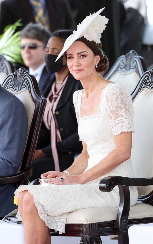 Khoảnh khắc Công nương Kate làm bùng nổ MXH khi có hành động tình tứ lộ liễu với Hoàng tử William giữa chốn đông người-3