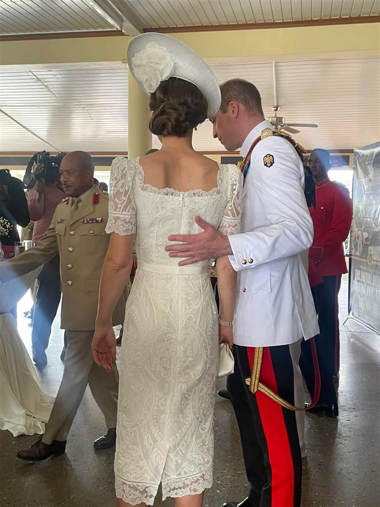 Khoảnh khắc Công nương Kate làm bùng nổ MXH khi có hành động tình tứ lộ liễu với Hoàng tử William giữa chốn đông người-8