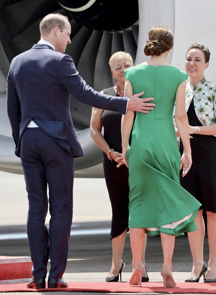 Khoảnh khắc Công nương Kate làm bùng nổ MXH khi có hành động tình tứ lộ liễu với Hoàng tử William giữa chốn đông người-9