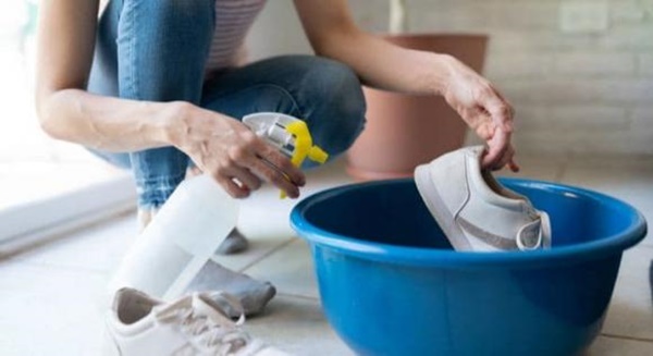 Mách bạn 9 cách bất ngờ giúp loại bỏ mùi hôi trên giày-6
