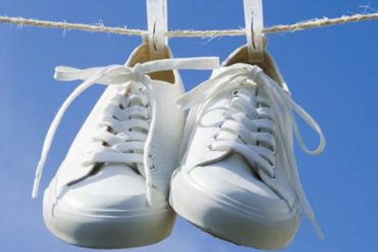 Mách bạn 9 cách bất ngờ giúp loại bỏ mùi hôi trên giày