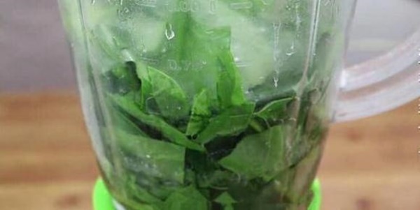 Nhào rau cải bó xôi với bột rồi mang đi chiên, dùng đũa gõ đều, bánh sẽ thơm giòn và vị rất lạ miệng-1