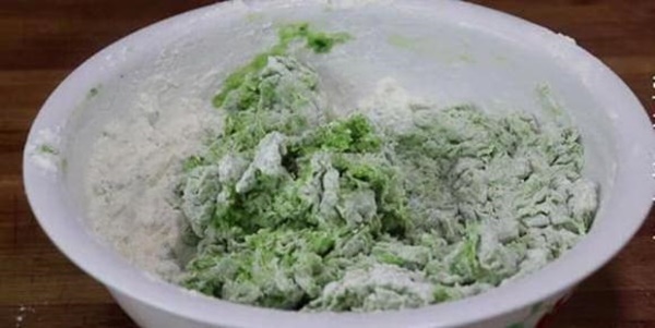 Nhào rau cải bó xôi với bột rồi mang đi chiên, dùng đũa gõ đều, bánh sẽ thơm giòn và vị rất lạ miệng-2