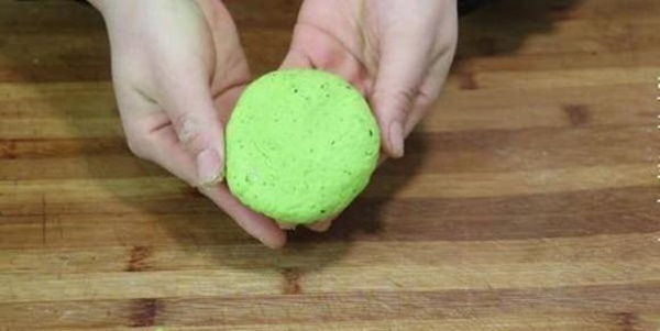 Nhào rau cải bó xôi với bột rồi mang đi chiên, dùng đũa gõ đều, bánh sẽ thơm giòn và vị rất lạ miệng-3