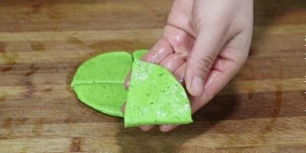 Nhào rau cải bó xôi với bột rồi mang đi chiên, dùng đũa gõ đều, bánh sẽ thơm giòn và vị rất lạ miệng-4