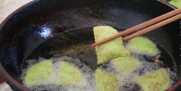 Nhào rau cải bó xôi với bột rồi mang đi chiên, dùng đũa gõ đều, bánh sẽ thơm giòn và vị rất lạ miệng-5