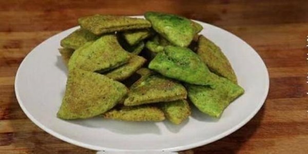 Nhào rau cải bó xôi với bột rồi mang đi chiên, dùng đũa gõ đều, bánh sẽ thơm giòn và vị rất lạ miệng-6