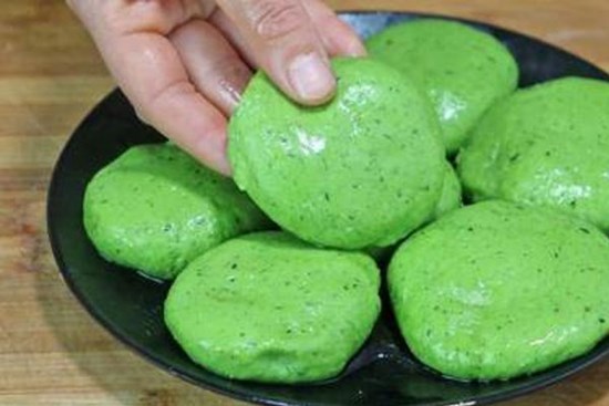 Nhào rau cải bó xôi với bột rồi mang đi chiên, dùng đũa gõ đều, bánh sẽ thơm giòn và vị rất lạ miệng