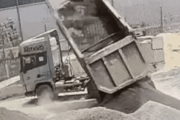 Ám ảnh khoảnh khắc thân xe ben lật nghiêng, đè sập cabin khiến tài xế trẻ tử vong thương tâm