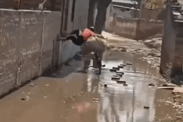 Đứng nghe điện thoại sát đường tàu, người đàn ông nhận cái kết thương tâm-1