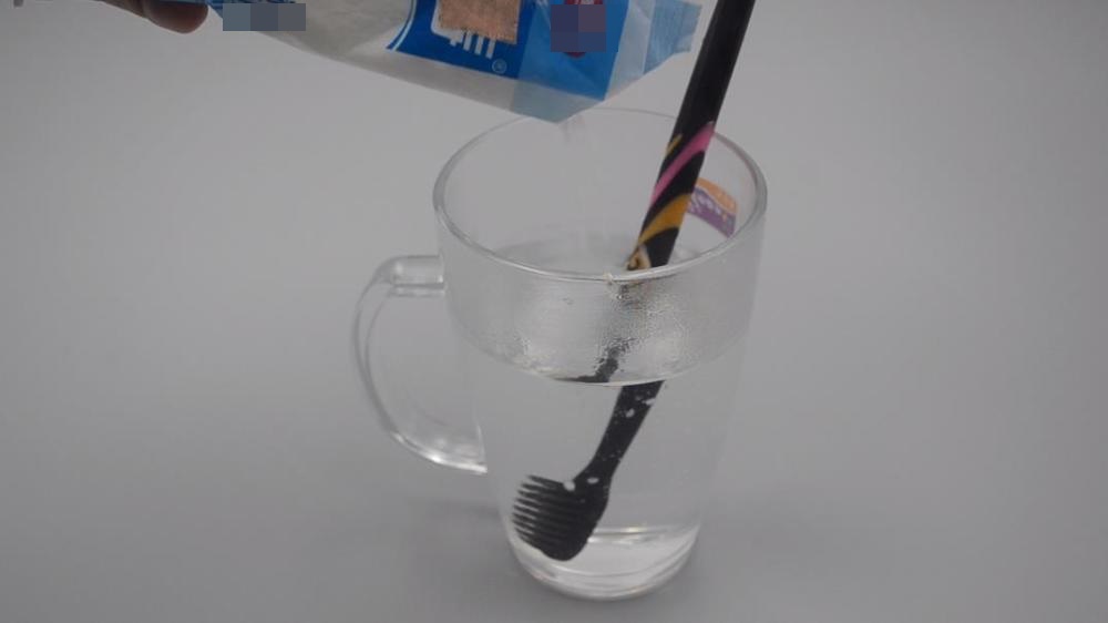 Bàn chải đánh răng bẩn, chỉ cần ngâm rửa với thứ dễ kiếm này là có thể làm sạch và tiệt trùng-3