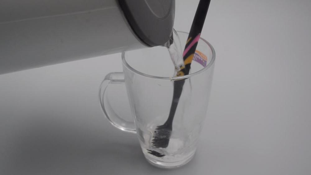 Bàn chải đánh răng bẩn, chỉ cần ngâm rửa với thứ dễ kiếm này là có thể&nbsp;làm sạch và tiệt trùng-2