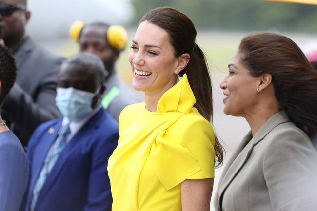 Lộ khoảnh khắc coi thường Công nương Kate với gương mặt lạnh tanh, cựu Hoa hậu Thế giới chính thức lên tiếng phản hồi-3