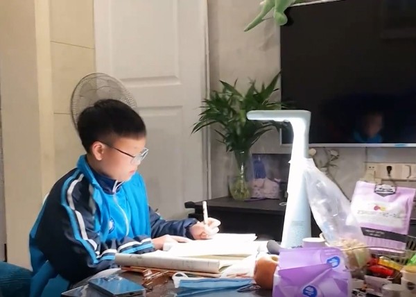 Con trai giải 1 đề bài trong 2 tiếng vẫn chưa xong, ông bố phẫn nộ đập bàn-2