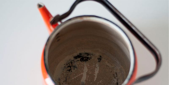 4 cách làm sạch vết cáu bẩn trong ấm đun nước siêu nhanh-3